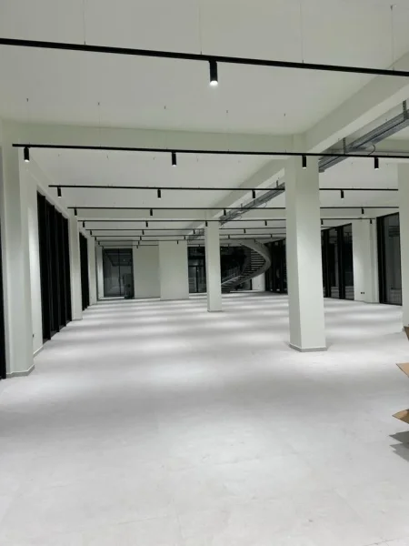 Tirane, jepet me qera magazine Kati 0, 3.600 m² 15.000 € (mezez)