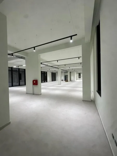 Tirane, jepet me qera magazine Kati 0, 3.600 m² 15.000 € (mezez)