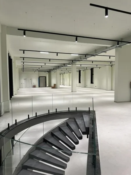 Tirane, jepet me qera magazine Kati 0, 3.600 m² 15.000 € (mezez)