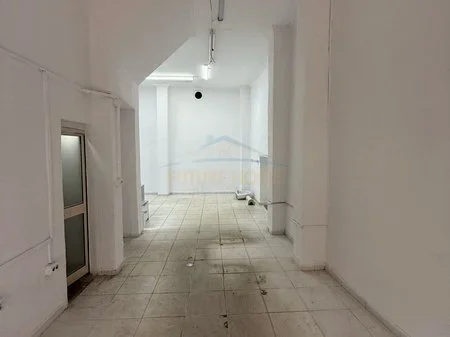 Qera, Ambient Komerciale, në Tregun Çam, Tirane. AREA51398