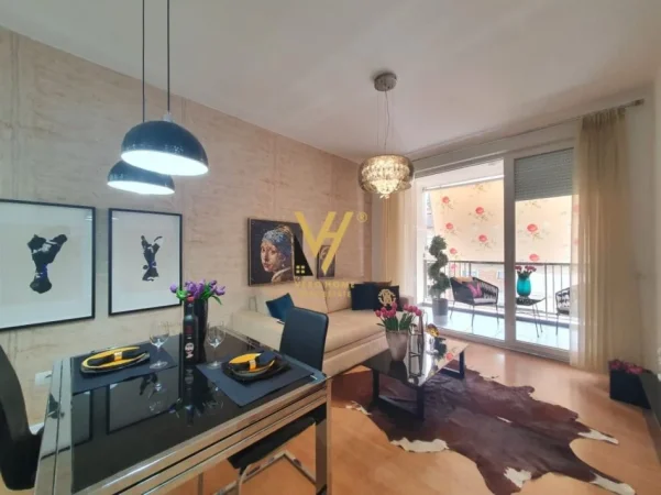 Tirane, jepet me qera apartament 1+1+Ballkon Kati 4, 70 m² 700 € (21 DHJETORI)