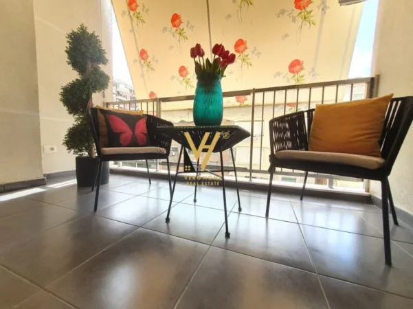 Tirane, jepet me qera apartament 1+1+Ballkon Kati 4, 70 m² 700 € (21 DHJETORI)