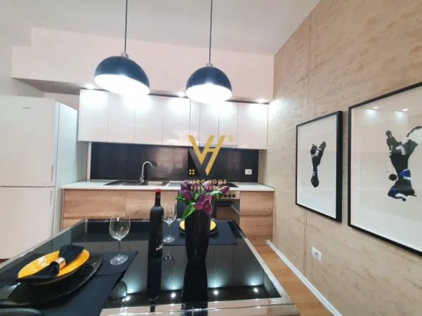 Tirane, jepet me qera apartament 1+1+Ballkon Kati 4, 70 m² 700 € (21 DHJETORI)