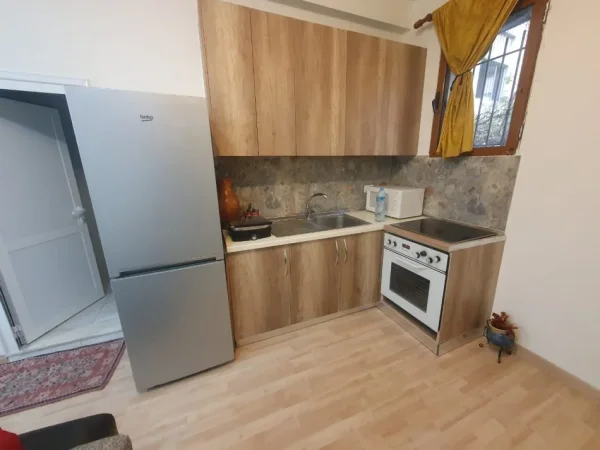 Tirane, jepet me qera shtepi 1+1 Kati 1, 55 m² 400 € (Jepet me Qera Super Hyrja 1+1 400 Euro ne Selite)