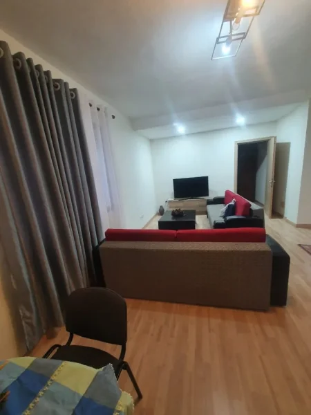 Tirane, jepet me qera shtepi 1+1 Kati 1, 55 m² 400 € (Jepet me Qera Super Hyrja 1+1 400 Euro ne Selite)