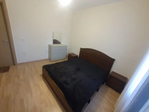 Tirane, jepet me qera shtepi 1+1 Kati 1, 55 m² 400 € (Jepet me Qera Super Hyrja 1+1 400 Euro ne Selite)