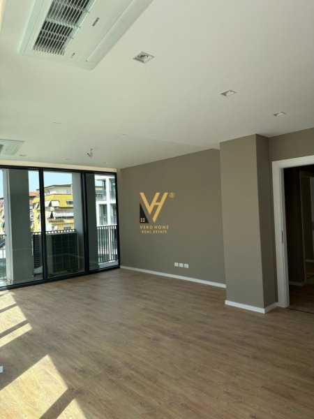 Tirane, jepet me qera apartament 2+1+Ballkon Kati 3, 128 m² 1.300 € (LAKE VIEW)
