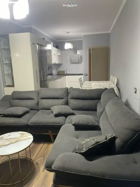 Tirane, jepet me qera apartament 2+1 Kati 7, 140 m² 900 € (tregu elektrik)