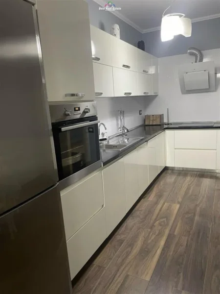 Tirane, jepet me qera apartament 2+1 Kati 7, 140 m² 900 € (tregu elektrik)