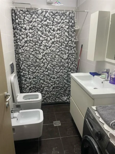 Tirane, jepet me qera apartament 2+1 Kati 7, 140 m² 900 € (tregu elektrik)