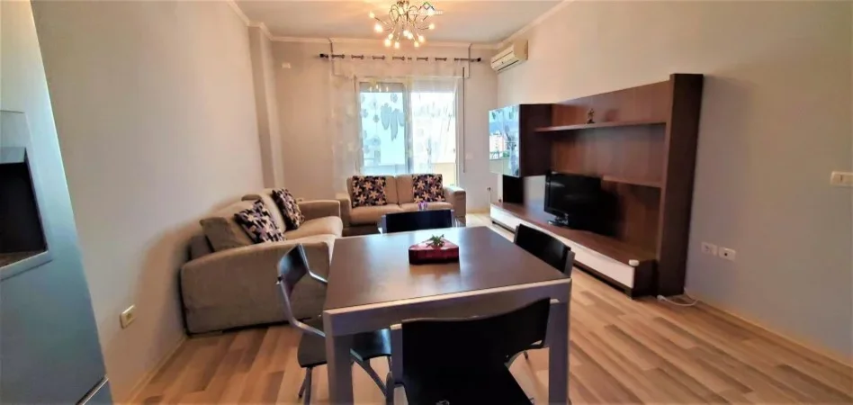 Tirane, jepet me qera apartament 1+1+Ballkon Kati 8, 72 m² 650 € (pazari i ri)