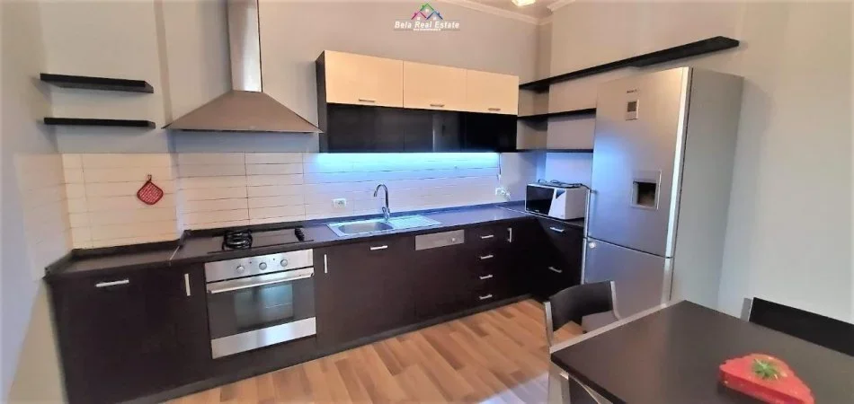 Tirane, jepet me qera apartament 1+1+Ballkon Kati 8, 72 m² 650 € (pazari i ri)
