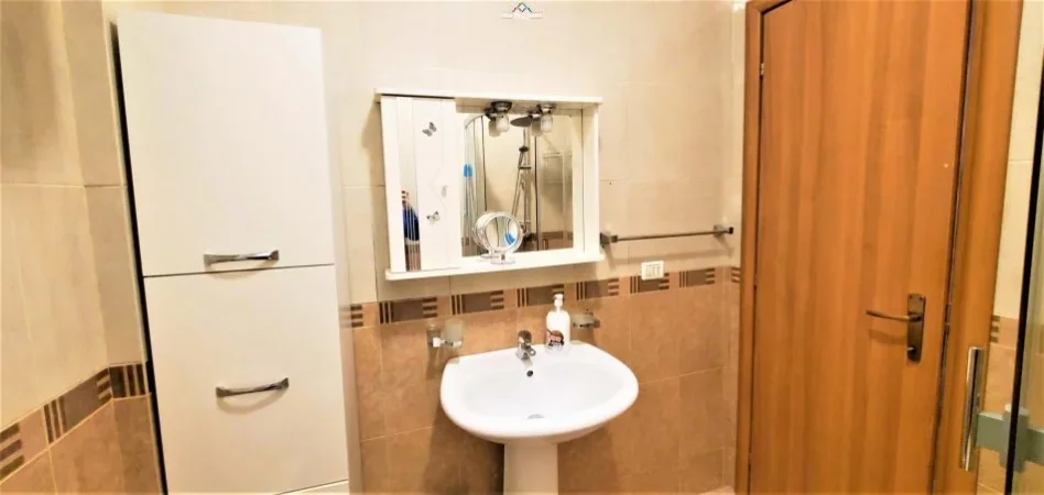 Tirane, jepet me qera apartament 1+1+Ballkon Kati 8, 72 m² 650 € (pazari i ri)