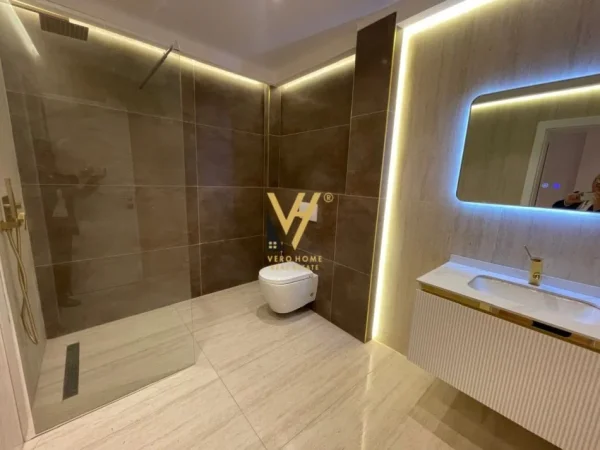 Tirane, shitet apartament 2+1+Ballkon Kati 10, 101 m² 212.000 € (21 DHJETORI)