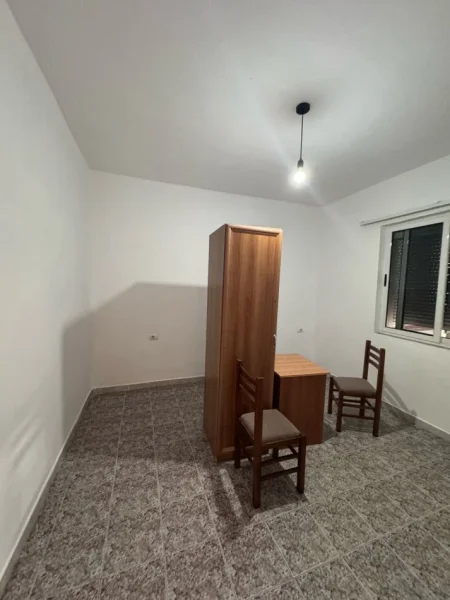 Tirane, jepet me qera ambjent biznesi Kati 2, 85 m² 700 € (Myslym Shyr)