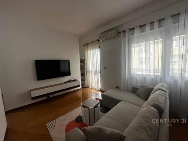 Tirane, jap me qera apartament 1+1+Ballkon , 61 m² 550 € (Komuna e Parisit)