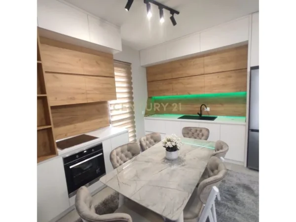 Tirane, jepet me qera apartament 2+1 Kati 6, 98 m² 800 € ("FARMACIA 10)