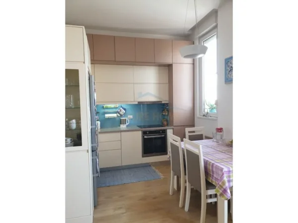 Tirane, shes apartament 2+1+Ballkon Kati 6, 84 m² 199.000 € (Rruga e Kavajes)