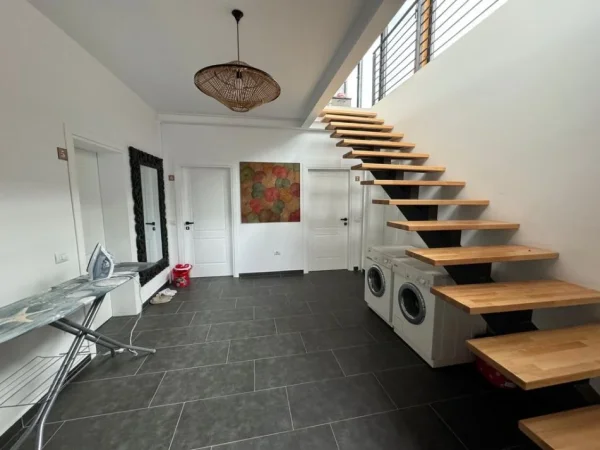 Tirane, shitet Vile 2 Katshe Kati 0, 340 m² 800.000 € (QSUT)