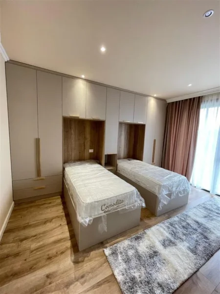 Tirane, jepet me qera apartament 2+1+Ballkon Kati 1, 117 m² 1.200 € (Liqeni i Thate)