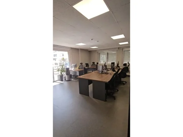 Tirane, jap me qera zyre , 224 m² 3.150 € (ISH BLLOKU)