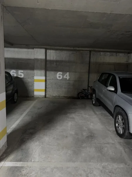 Tirane, shes Garazh (Ali Demi)