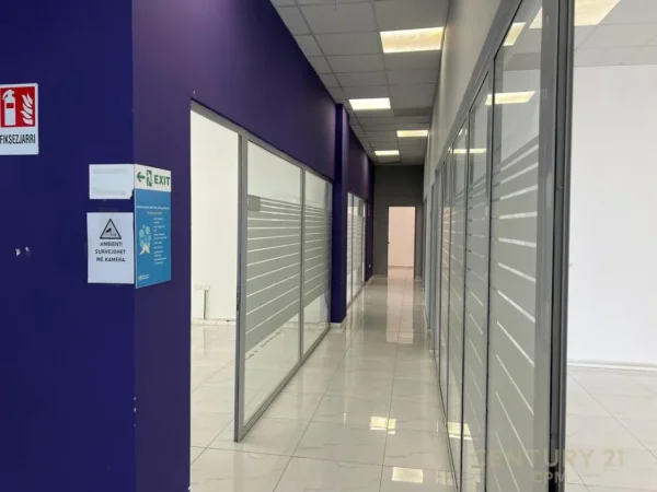 Tirane, shes ambjent biznesi Kati 0, 405 m² 1.175.000 € (ish stracioni i trenit)