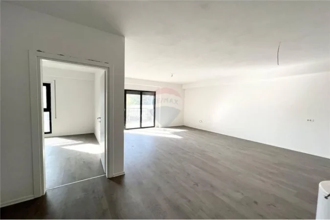 Tirane, jepet me qera ambjent biznesi Kati 9, 650 € (Komuna e Parisit)