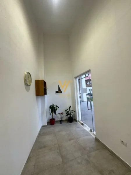 Tirane, jepet me qera dyqan Kati 0, 55 m² 850 € (RRUGA E BARRIKADAVE)