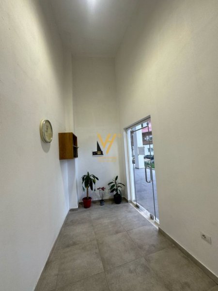 Tirane, jepet me qera dyqan Kati 0, 55 m² 850 € (RRUGA E BARRIKADAVE)