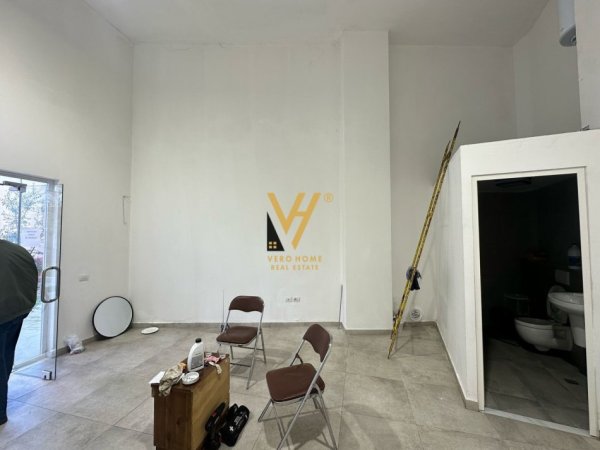 Tirane, jepet me qera dyqan Kati 0, 55 m² 850 € (RRUGA E BARRIKADAVE)