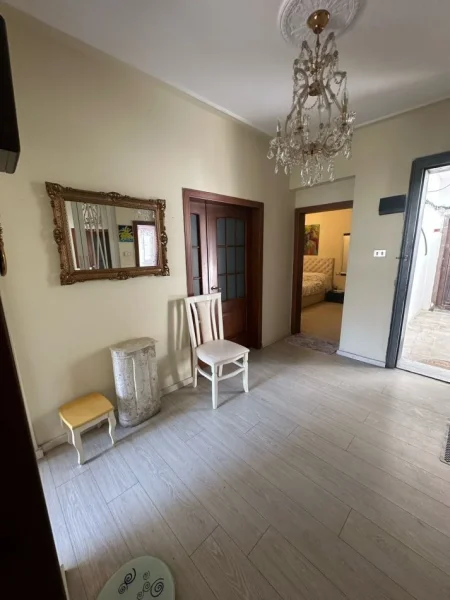 Durres, jepet me qera apartament 2+1+Ballkon Kati 3, 95 m² 500 € (Rruga Aleksander Goga)