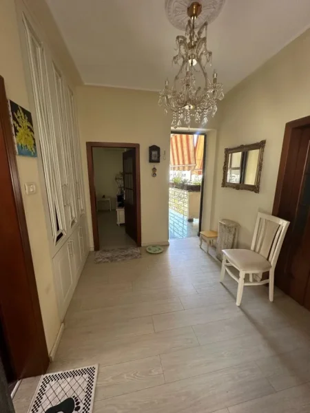Durres, jepet me qera apartament 2+1+Ballkon Kati 3, 95 m² 500 € (Rruga Aleksander Goga)