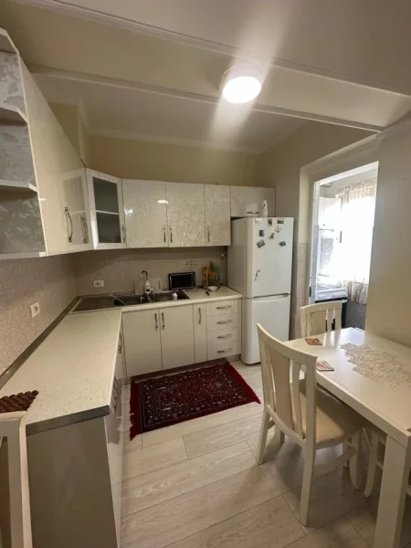 Durres, jepet me qera apartament 2+1+Ballkon Kati 3, 95 m² 500 € (Rruga Aleksander Goga)