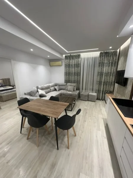 Tirane, jepet me qera apartament 1+1 Kati 1, 55 m² 650 € 