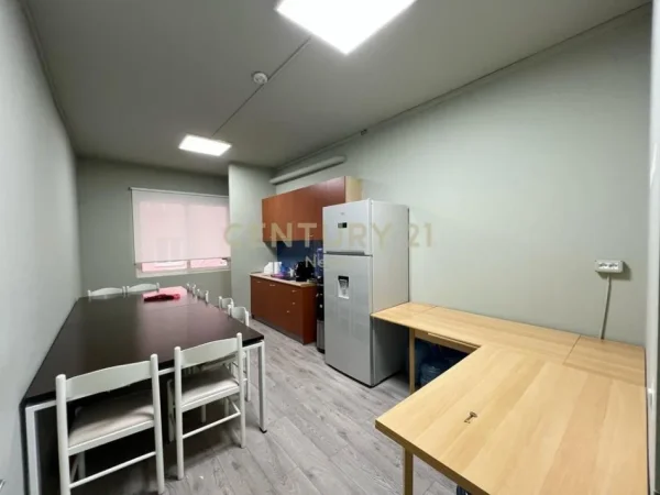 Tirane, jap me qera ambjent biznesi , 300 m² 3.200 € (Ish Blloku)