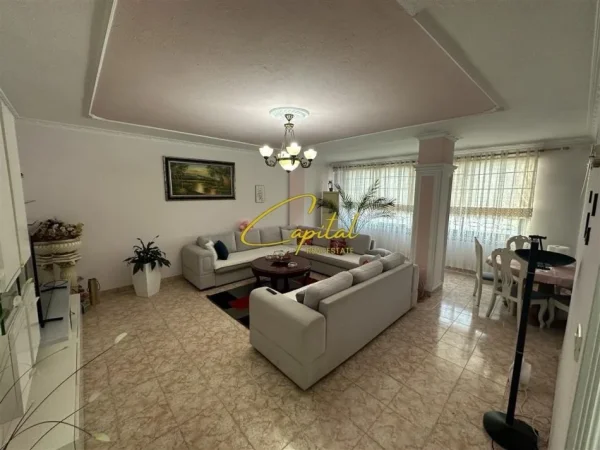 Tirane, jepet me qera apartament 2+1 Kati 9, 120 m² 600 € (PALLATI ME SHIGJETA)