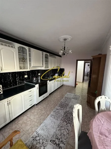 Tirane, jepet me qera apartament 2+1 Kati 9, 120 m² 600 € (PALLATI ME SHIGJETA)
