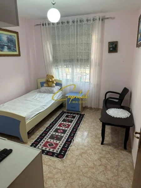 Tirane, jepet me qera apartament 2+1 Kati 9, 120 m² 600 € (PALLATI ME SHIGJETA)