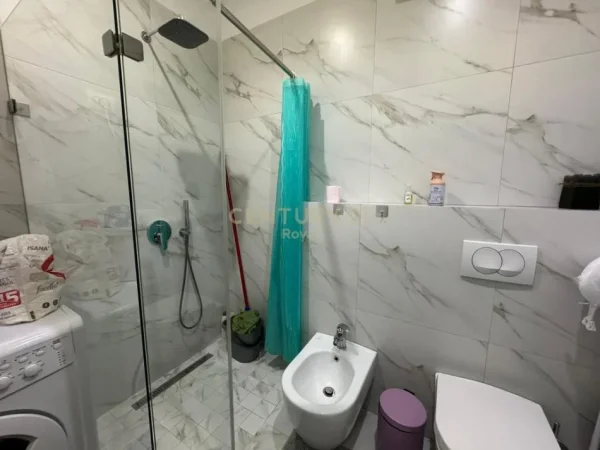 Tirane, jepet me qera 1+1 Kati 4, 64 m² 700 € (rruga e Kavajes)