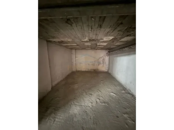 Korce, shitet garazh Kati -1, 22 m² (Trekëndëshi, Korçë)