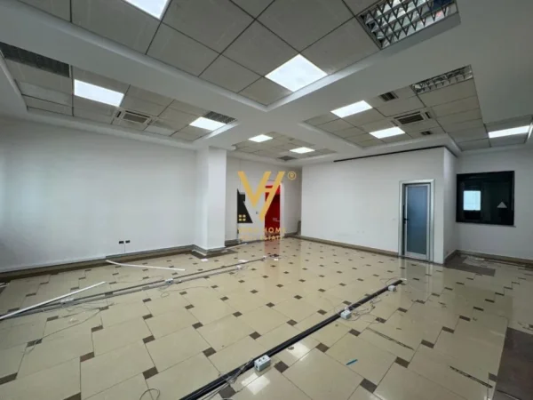 Tirane, jepet me qera zyre Kati 2, 100 m² 800 € (RRUGA E BARRIKADAVE)