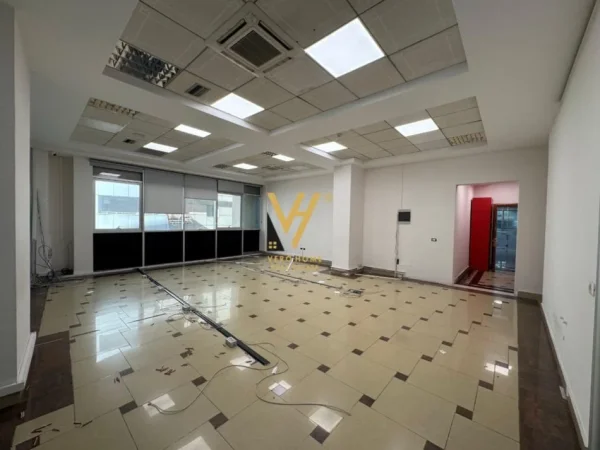 Tirane, jepet me qera zyre Kati 2, 100 m² 800 € (RRUGA E BARRIKADAVE)