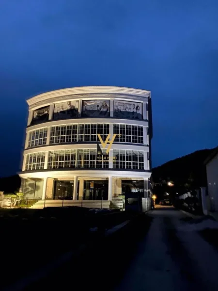 Tirane, jepet me qera ambjent biznesi Kati 0, 607 m² 5.000 € (PEZE HELMAS)