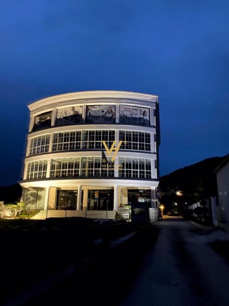 Tirane, jepet me qera ambjent biznesi Kati 0, 607 m² 5.000 € (PEZE HELMAS)