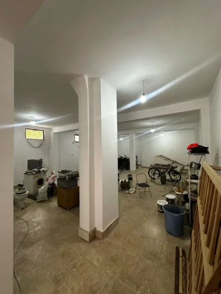 Tirane, jepet me qera magazine Kati 0, 140 m² 1.200 € (ali demi)