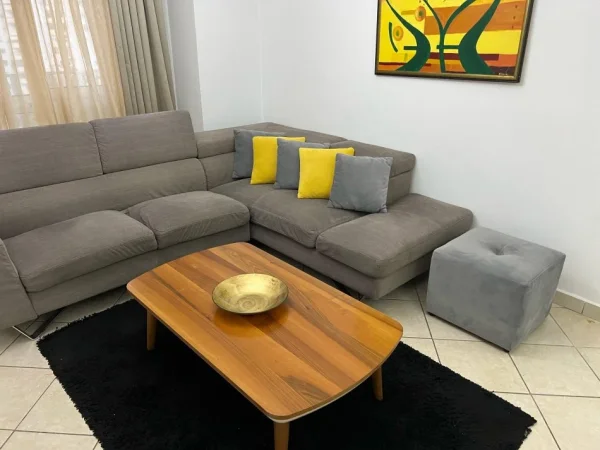Tirane, jepet me qera apartament 2+1+Ballkon Kati 4, 86 m² 600 € (KOMUNA E PARISIT)