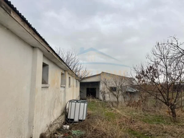 Korce, shitet , 210.000 € (Korçë - Pogradec.)