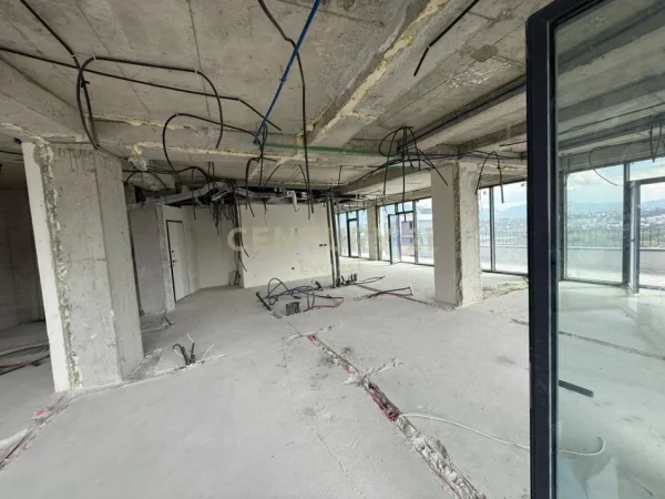 Tirane, jap me qera zyre + 2 POSTE PARKIMI , 233 m² 5.000 € (LAKE VIEW. LIQENI I TIRANES)