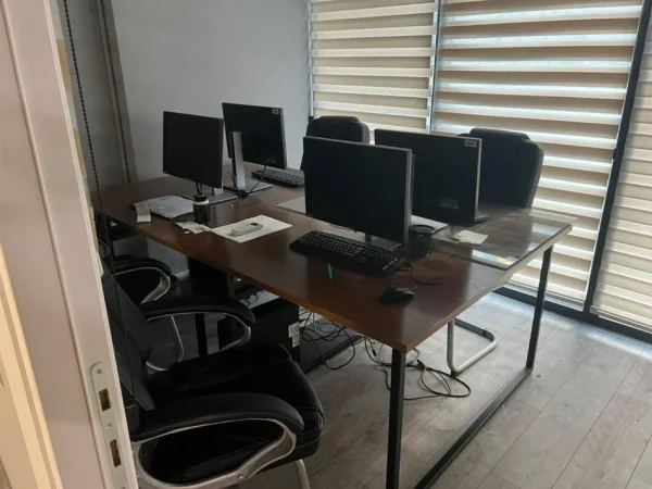 Tirane, jepet me qera zyre Kati 3, 108 m² 1.700 € (SQUARE 21RRUGA E KAVAJES)